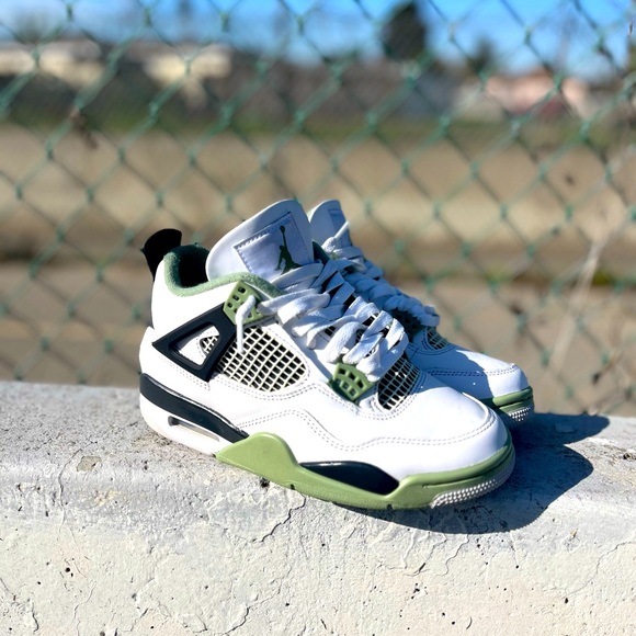 Jordan 4 Retro
Seafoam (Women's) - Picture 1 of 4